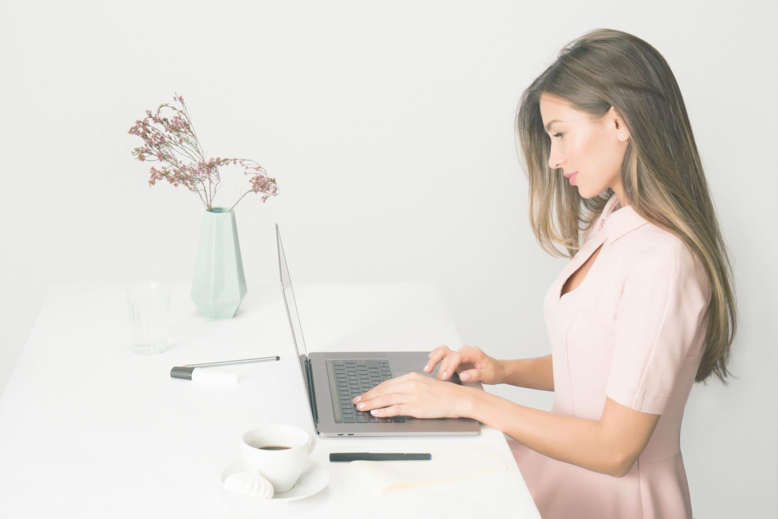 Ambiente di apprendimento con postazione di lavoro configurata per la formazione pratica